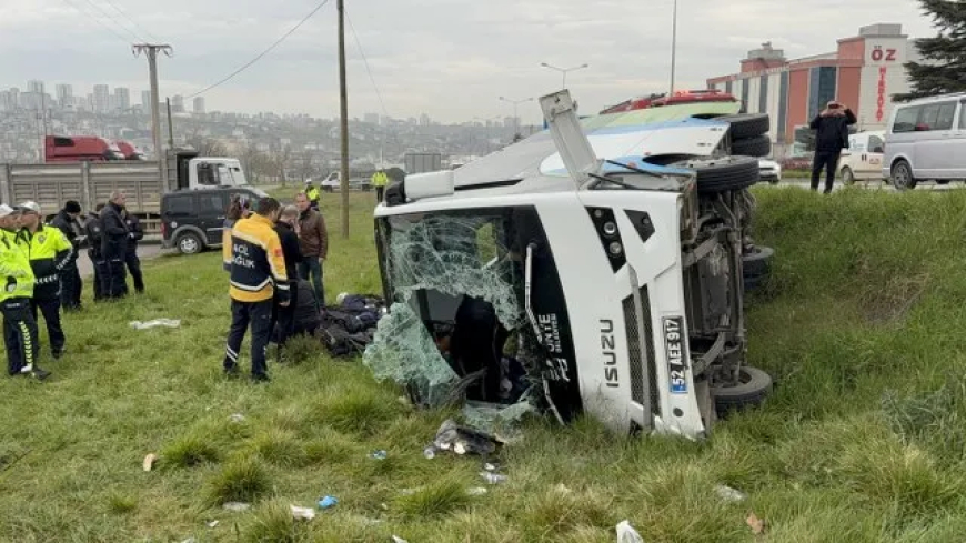 Samsun'da öğrencileri taşıyan minibüs devrildi: 15 yaralı